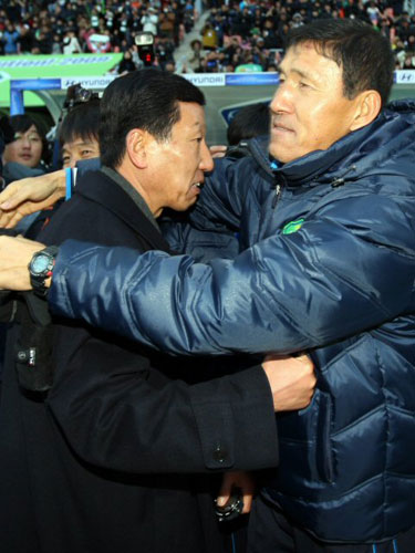 전북현대가 성남일화와의 K-리그 챔피언결정전 2차전을 3-1로 승리해 우승했다. 최강희 감독이 코치들과 포옹하고 있다.
