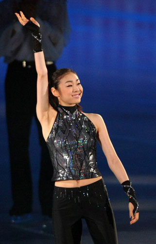 '2009 그랑프리 파이널' 여자 싱글에서 우승한 피겨여왕 김연아가 6일 일본 도쿄 요요기 제1체육관에서 열린 갈라쇼 오프닝에 등장하고 있다.
