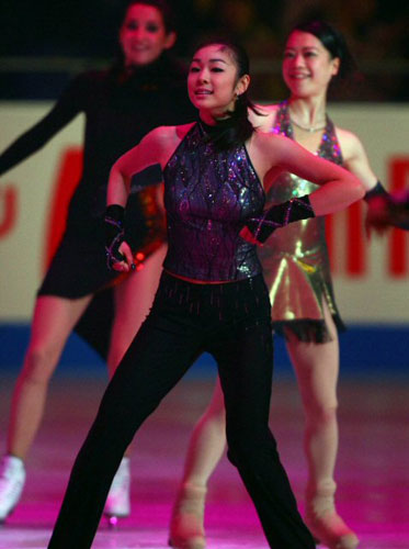 '2009 그랑프리 파이널' 여자 싱글에서 우승한 피겨여왕 김연아가 6일 일본 도쿄 요요기 제1체육관에서 열린 갈라쇼에서 동료 선수들과 피날레 무대를 선보이고 있다.