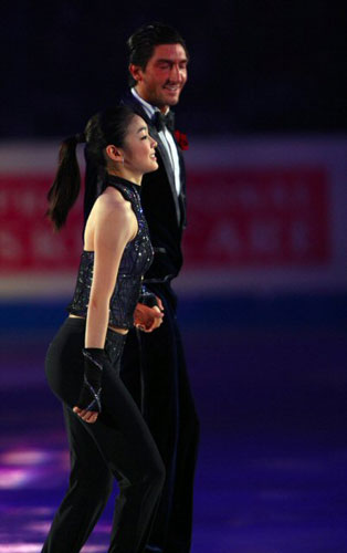 '2009 그랑프리 파이널' 여자 싱글에서 우승한 피겨여왕 김연아가 6일 일본 도쿄 요요기 제1체육관에서 열린 갈라쇼 피날레에서 남자 싱글 우승자인 에반 라이사첵과 함께 입장해 관객들에게 인사하고 있다.