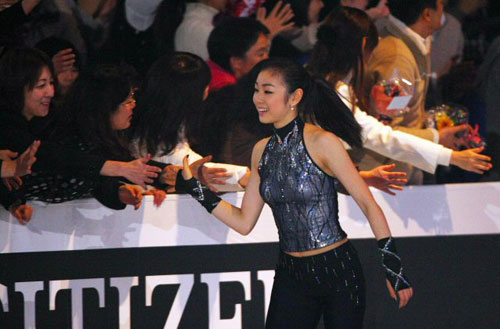 '2009 그랑프리 파이널' 여자 싱글에서 우승한 피겨여왕 김연아가 6일 일본 도쿄 요요기 제1체육관에서 열린 갈라쇼에서 동료 선수들과 피날레 무대를 선보이고 관객에게 인사하고 있다.
