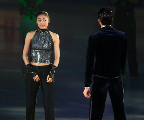 '2009 그랑프리 파이널' 여자 싱글에서 우승한 피겨여왕 김연아가 6일 일본 도쿄 요요기 제1체육관에서 열린 갈라쇼 오프닝에서 남자 싱글 1위 에반 라이사첵을 바라보고 있다.
