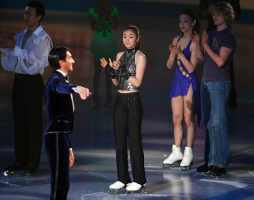 '2009 그랑프리 파이널' 여자 싱글에서 우승한 피겨여왕 김연아가 6일 일본 도쿄 요요기 제1체육관에서 열린 갈라쇼 오프닝에서 남자 싱글 1위 에반 라이사첵을 바라보고 있다.