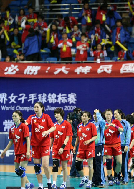7일 오후 중국 창저우 올림픽스포츠센터에서 열린 2009 여자핸드볼 세계선수권대회 1차리그 D조 중국과 경기에서 승리를 거둔 대한민국 선수들.