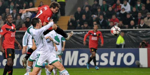 8일(현지시간) 독일 볼프스부르크에서 열린 유럽축구연맹(UEFA) 챔피언스리그 조별리그 B조 VfL 볼프스부르크-맨체스터 유나이티드(이하 맨유) 경기, 맨유 마이클 오언이 헤딩슛으로 선취골을 성공시키고 있다.