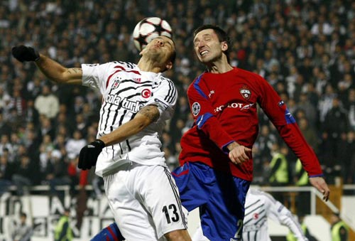 8일(현지시간) 터키 이스탄불에서 열린 유럽축구연맹(UEFA) 챔피언스리그 조별리그 B조 베식타스-CSKA 모스크바 경기, 모스크바 데이비다스 셈버라스(오른쪽)와 베식타스 보보가 공중볼 경합을 벌이고 있다. 모스크바가 2대1로 승리했다.