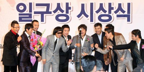 10일 서울 리베라호텔에서 열린 2009 일구상 시상식, KBS 한국방송에서 방송중인 ‘천하무적 야구단’ 출연 연예인들이 공로상을 수상한 후 팀 구호를 외치고 있다.