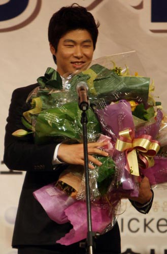 10일 서울 리베라호텔에서 열린 2009 일구상 시상식, 신인상을 수상한 두산 베어스 투수 고창성이 소감을 밝히고 있다.