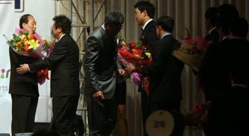 10일 서울 리베라호텔에서 열린 2009 일구상 시상식, 대상을 수상한 김인식 전 한화 이글스 감독(왼쪽)이 축하 꽃다발을 받고 있다.