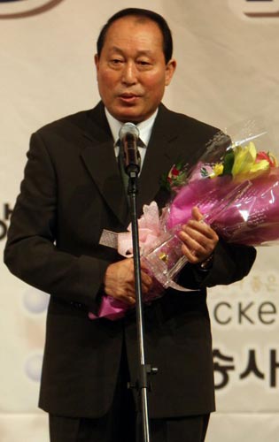10일 서울 리베라호텔에서 열린 2009 일구상 시상식, 대상을 수상한 김인식 전 한화 이글스 감독이 수상 소감을 밝히고 잇다.