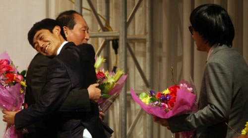 10일 서울 리베라호텔에서 열린 2009 일구상 시상식, 대상을 수상한 김인식 전 한화 이글스 감독(왼쪽)이 개그맨 한민관(가운데)의 축하를 받고 있다.