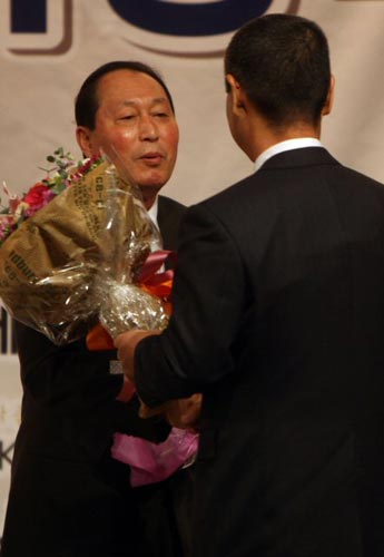 10일 서울 리베라호텔에서 열린 2009 일구상 시상식, 대상을 수상한 김인식 전 한화 이글스 감독(왼쪽)이 김성근 SK 감독에게 축하 꽃다발을 받고 있다.