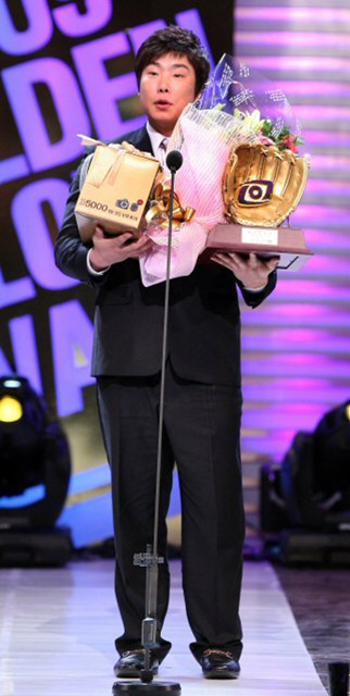 11일 오후 서울 삼성동 코엑스에서 열린 '2009 CJ 마구마구 프로야구 골든글러브 시상식'에서 골든포토상을 수상한 KIA 나지완 선수가 포즈를 취하고 있다.