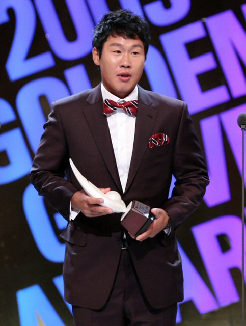 11일 오후 서울 삼성동 코엑스에서 열린 '2009 CJ 마구마구 프로야구 골든글러브 시상식'에서 '페어플레이상'을 수상한 삼성 강봉규 선수가 포즈를 취하고 있다.