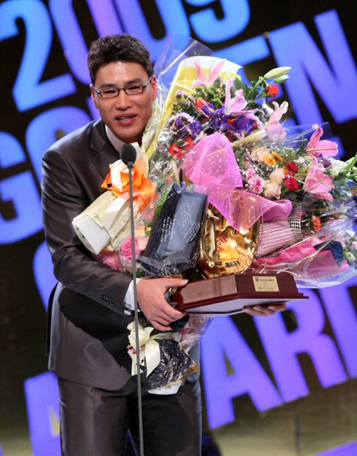 11일 오후 서울 삼성동 코엑스에서 열린 '2009 CJ 마구마구 프로야구 골든글러브 시상식'에서 3루수 부문을 수상한 기아 김상현이 포즈를 취하고 있다.