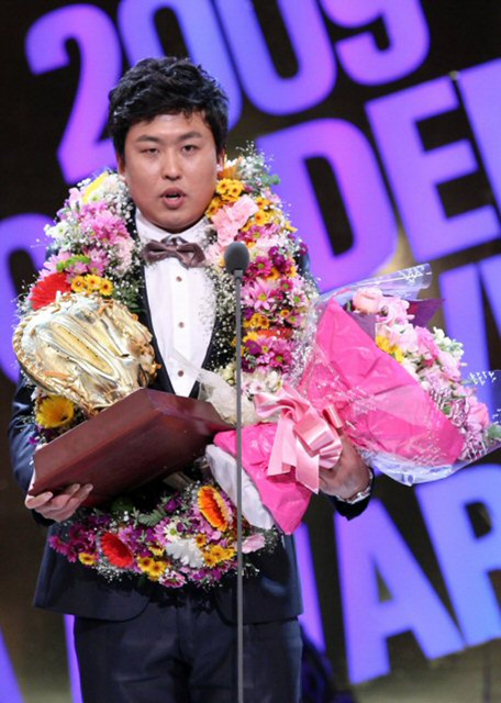11일 오후 서울 삼성동 코엑스에서 열린 '2009 CJ 마구마구 프로야구 골든글러브 시상식'에서 포수 부문을 수상한 기아 김상훈이 포즈를 취하고 있다.