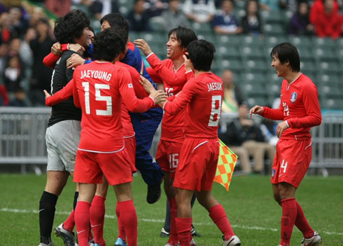 12일 홍콩스타디움에서 열린 제5회 동아시아경기대회 축구 3.4위전 한국과 북한 경기 승부차기에서 4:2로 승리한 한국대표팀 선수들이 북한의 공을 두번 막아낸 김민규 골기퍼와 기쁨을 나누고 있다.