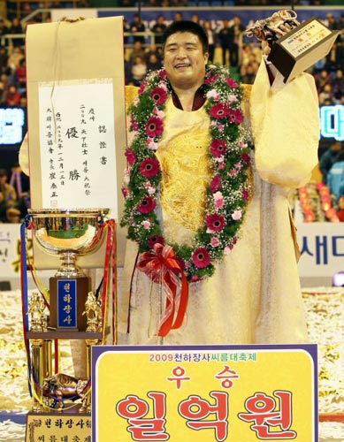 13일 경북 경주실내체육관에서 열린 2009 천하장사 씨름 대축제 마지막날 천하장사 결정전,  이태현을 물리치고 천하장사에 오른 황규연이 기뻐하고 있다.