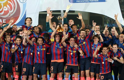 19일(현지시간) 아랍에미레이트연합 아부다비에서 열린 국제축구연맹(FIFA) 클럽월드컵 결승 FC바르셀로나(스페인)-에스투디안테스(아르헨티나) 경기 후, 우승을 차지한 FC바르셀로나 선수들이 트로피를 든 채 환호하고 있다.