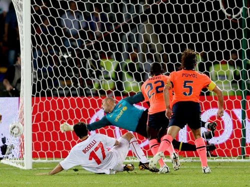 19일(현지시간) 아랍에미레이트연합 아부다비에서 열린 국제축구연맹(FIFA) 클럽월드컵 결승 FC바르셀로나(스페인)-에스투디안테스(아르헨티나) 경기, 에스투디안테스 마우로 보셀리가 선제골을 넣고 있다.