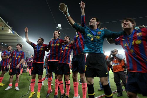 19일(현지시간) 아랍에미레이트연합 아부다비에서 열린 국제축구연맹(FIFA) 클럽월드컵 결승 FC바르셀로나(스페인)-에스투디안테스(아르헨티나) 경기, 우승을 차지한 FC바르셀로나 선수들이 함께 기뻐하고 있다.