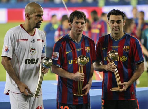19일(현지시간) 아랍에미레이트연합 아부다비에서 열린 국제축구연맹(FIFA) 클럽월드컵 결승 FC바르셀로나(스페인)-에스투디안테스(아르헨티나) 경기, 골든볼을 수상한 FC바르셀로나의 리오넬 메시(가운데)와 실버볼 후안 베론(왼쪽 / 에스투디안테스), 브론즈볼 사비(FC바르셀로나)가 기념촬영을 하고 있다.