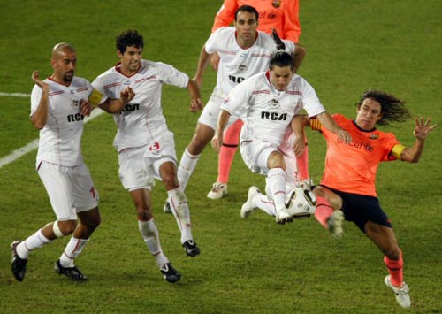 FC바르셀로나 카를레스 푸욜(오른쪽)이 상대 선수들 사이에서 볼다툼을 벌이고 있다.