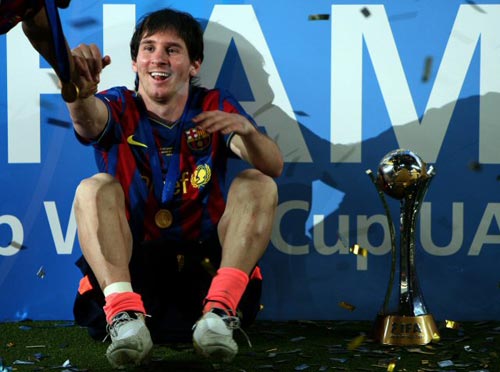 19일(현지시간) 아랍에미레이트연합 아부다비에서 열린 국제축구연맹(FIFA) 클럽월드컵 결승 FC바르셀로나(스페인)-에스투디안테스(아르헨티나) 경기, 연장전에서 결승골을 넣은 FC바르셀로나 리오넬 메시가 우승 메달을 목에 건채 기뻐하고 있다.