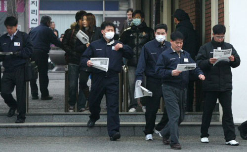 24일 오전 현대자동차 울산 4공장 정문에서 출근하던 근로자들이 올해 임.단협 잠정합의안의 완전타결 소식이 담긴 노조 유인물을 살펴보고 있다.