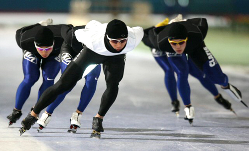 2010 밴쿠버 동계올림픽을 앞둔 스피드 스케이팅 국가대표 선수들이 28일 오후 태릉 국제스케이트장에서 열린 미디어데이 행사에서 힘차게 질주하고 있다.