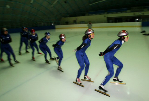 2010 밴쿠버 동계올림픽을 앞둔 쇼트트랙 국가대표 선수들이 28일 오후 태릉실내빙상장에서 열린 미디어데이 행사에서 힘차게 트랙을 돌고 있다.