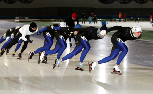 2010 밴쿠버 동계올림픽을 앞둔 스피드 스케이팅 국가대표 선수들이 28일 오후 태릉 국제스케이트장에서 열린 미디어데이 행사에서 힘차게 질주하고 있다.