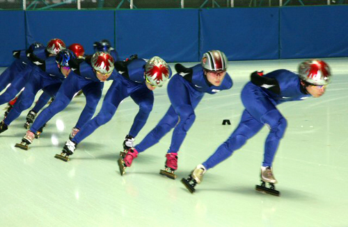 2010 밴쿠버 동계올림픽을 앞둔 쇼트트랙 국가대표 선수들이 28일 오후 태릉실내빙상장에서 열린 미디어데이 행사에서 힘차게 트랙을 돌고 있다.