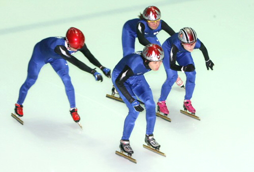 2010 밴쿠버 동계올림픽을 앞둔 쇼트트랙 국가대표 선수들이 28일 오후 태릉실내빙상장에서 열린 미디어데이 행사에서 힘차게 트랙을 돌고 있다