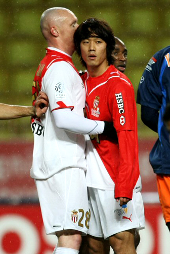 13일(현지시각) 프랑스 모나코 루이2세 스타디움에서 열린 프랑스 2009-2010 정규리그(리그1) AS 모나코와 몽펠리에의 경기에서 AS 모나코의 박주영(오른쪽)과 팀 동료 Sebastien Puygrenier가 경기 중 포옹을 하고 있다.