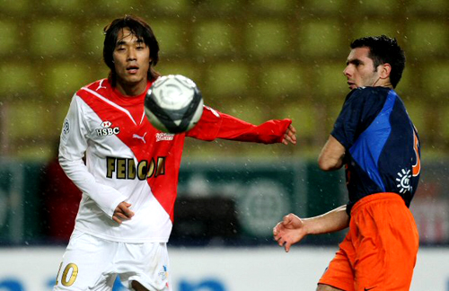 13일(현지시각) 프랑스 모나코 루이2세 스타디움에서 열린 프랑스 2009-2010 정규리그(리그1) AS 모나코와 몽펠리에의 경기에서 AS 모나코의 박주영(왼쪽)이 몽펠리에의 Emir Spahic과 볼다툼을 벌이고 있다. 이날 박주영은 2-0으로 앞선 후반 21분 루크만 아루나의 쐐기골을 도왔다. AS 모나코는 4대 0으로 몽펠리에를 크게 이겼다.