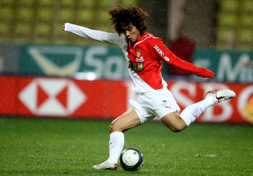 13일(현지시각) 프랑스 모나코 루이2세 스타디움에서 열린 프랑스 2009-2010 정규리그(리그1) AS 모나코와 몽펠리에의 경기에서 모나코의 박주영이 슛을 시도하고 있다.