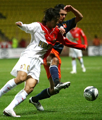 13일(현지시각) 프랑스 모나코 루이2세 스타디움에서 열린 프랑스 2009-2010 정규리그(리그1) AS 모나코와 몽펠리에의 경기에서 AS 모나코의 박주영(왼쪽)이 몽펠리에의 Emir Spahic과 볼다툼을 벌이고 있다.