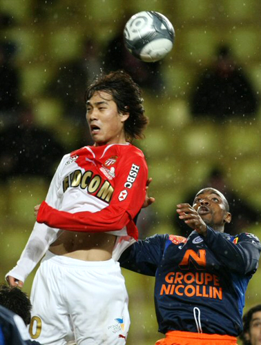 13일(현지시각) 프랑스 모나코 루이2세 스타디움에서 열린 프랑스 2009-2010 정규리그(리그1) AS 모나코와 몽펠리에의 경기에서 AS 모나코의 박주영이 헤딩을 하고 있다.