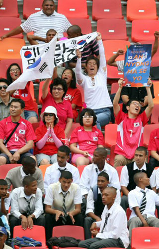 14일 오후(한국시간) 포트엘리자베스 넬슨만델라 스타디움에서 열린 축구대표팀 대 베이유나이티드(남아공 프로팀)와의 경기에서 현지교민들이 열성적으로 응원을 하고 있다.