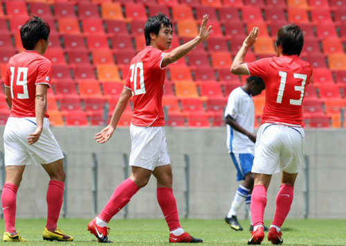 14일 오후(한국시간) 포트엘리자베스 넬슨만델라 스타디움에서 열린 축구대표팀 대 베이유나이티드(남아공 프로팀)와의 경기에서 이동국이 역전골을 성공시킨 후 하이파이브하고 하고 있다.