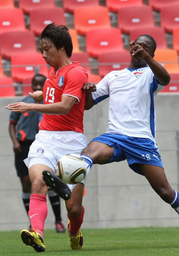 14일 오후(한국시간) 포트엘리자베스 넬슨만델라 스타디움에서 열린 축구대표팀 대 베이유나이티드(남아공 프로팀)와의 경기에서 염기훈이 크로스를 올리고 있다.