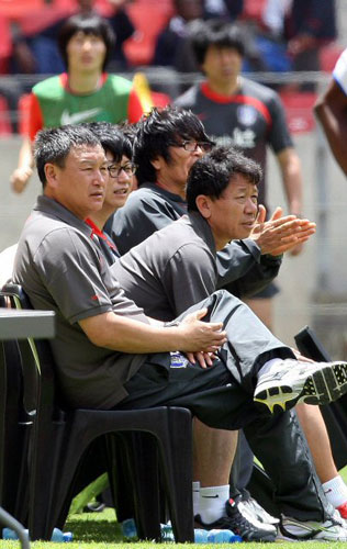 허정무 축구대표팀 감독이 14일 오후(한국시간) 포트엘리자베스 넬슨만델라 스타디움에서 열린 축구대표팀 대 베이유나이티드(남아공 프로팀)와의 경기를 지켜보고 있다.