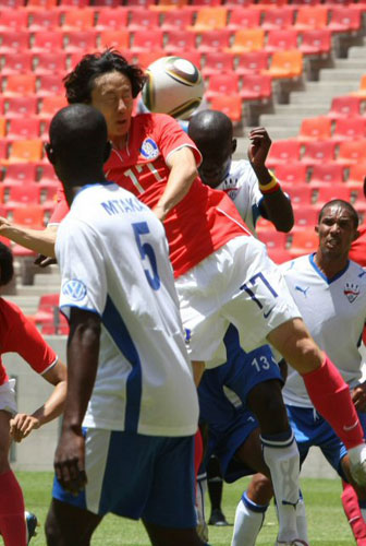 14일 오후(한국시간) 포트엘리자베스 넬슨만델라 스타디움에서 열린 축구대표팀 대 베이유나이티드(남아공 프로팀)와의 경기에서 이승현이 헤딩슛을 시도하고 있다.
