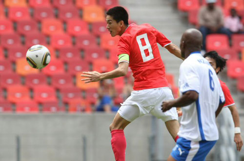 14일 오후(한국시간) 포트엘리자베스 넬슨만델라 스타디움에서 열린 축구대표팀 대 베이유나이티드(남아공 프로팀)와의 경기에서 김정우가 헤딩슛을 시도하고 있다.
