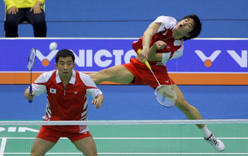 17일 오후 서울 올림픽공원 내 펜싱경기장에서 열린 2010 빅터코리아오픈 배드민턴슈퍼시리즈 남자복식결승에서 한국의 이용대-정재성이 중국 차이윈-푸하이펑을 상대로 공격을 하고 있다.