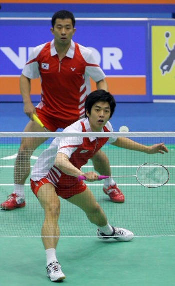 17일 오후 서울 올림픽공원 내 펜싱경기장에서 열린 2010 빅터코리아오픈 배드민턴슈퍼시리즈 남자복식결승에서 한국의 이용대-정재성이 중국 차이윈-푸하이펑을 상대로 수비를 하고 있다.