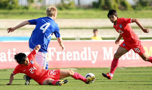 18일 오후 스페인 말라가 에스타디오 시우다드 데 말라가에서 열린 축구대표팀과 핀란드와의 평가전에서 김보경이 핀란드의 야니 리스키에게 태클을 시도하고 있다.