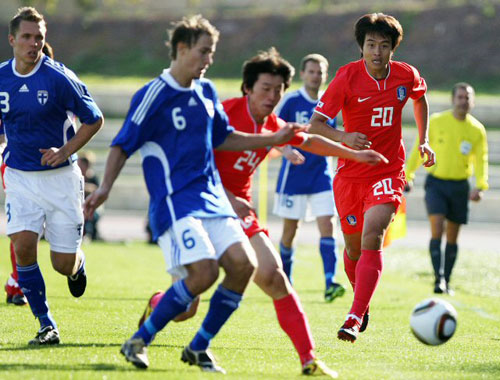 8일 오후 스페인 말라가 에스타디오 시우다드 데 말라가에서 열린 축구대표팀과 핀란드와의 평가전에서 이동국과 김보경이 볼다툼을 하고 있다.