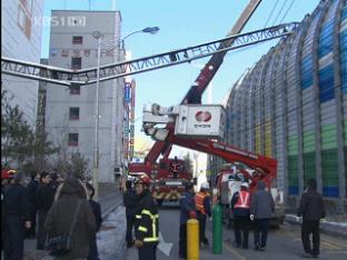 사다리차 넘어져 경인선 전철 3시간 중단